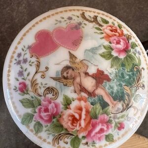 Royal Yarmouth Limited Edition "Romeo & Juliet" porcelain music box from 1986